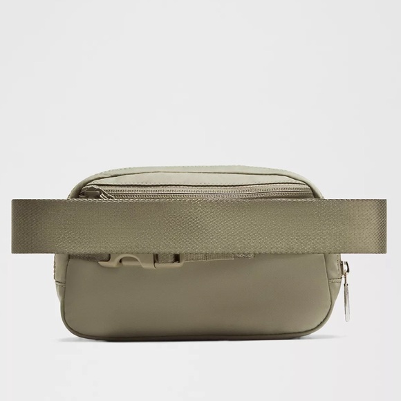 🆕lululemon Everywhere Belt Bag -Green - Picture 3 of 9